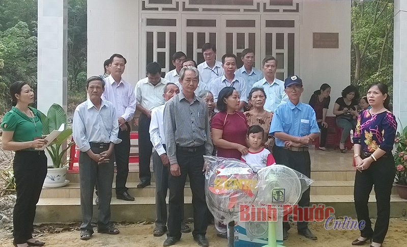 Công đoàn Phòng GD-ĐT huyện Chơn Thành bàn giao mái ấm công đoàn