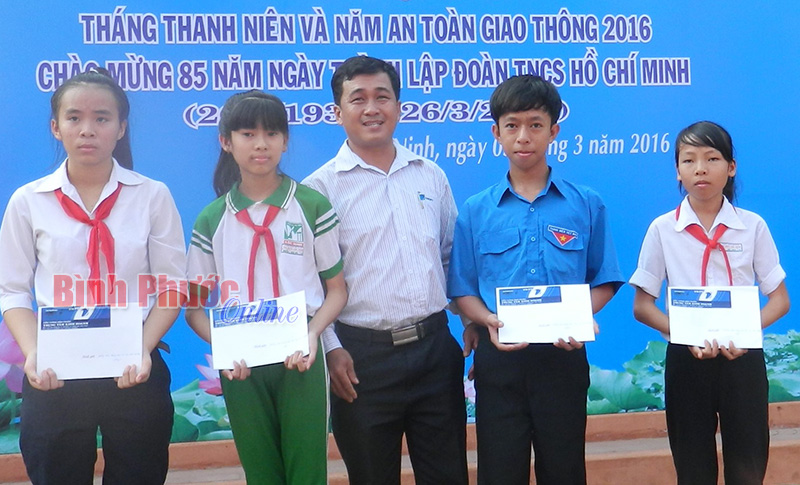 Lộc Ninh ra quân hưởng ứng “Tháng thanh niên” và “Năm an toàn giao thông” 2016