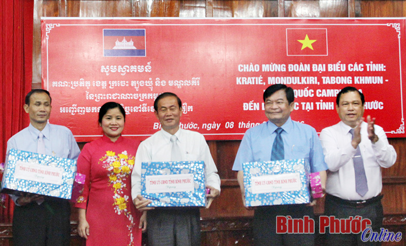 Tăng cường ph&aacute;t triển thương mại, ch&uacute; trọng đẩy l&ugrave;i bu&ocirc;n lậu