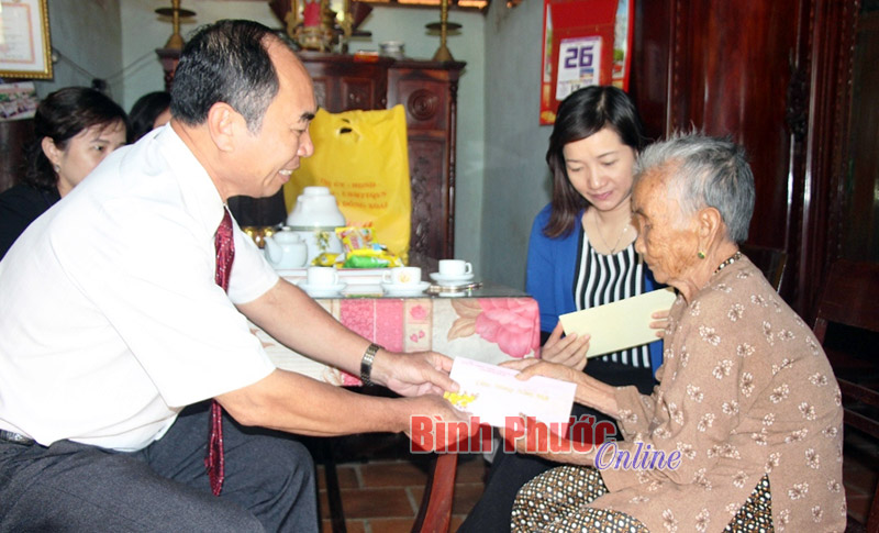 L&atilde;nh đạo tỉnh ch&uacute;c tết gia đ&igrave;nh ch&iacute;nh s&aacute;ch ở Đồng Xo&agrave;i