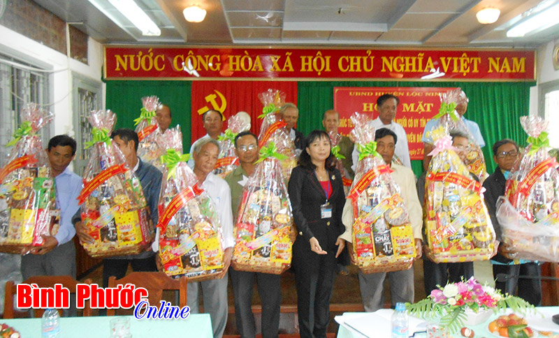 Lộc Ninh, Bù Đăng họp mặt già làng, người có uy tín trong cộng đồng