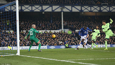 Everton 2-1 Man City: Bị Lukaku hạ gục, Pellegrini tức điên vì trọng tài