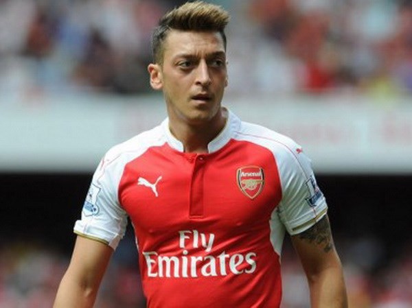 Oezil là cầu thủ Đức ở nước ngoài xuất sắc nhất năm 2015