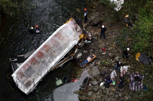 Mexico: Xe buýt rơi xuống vực sâu, ít nhất 12 người thiệt mạng