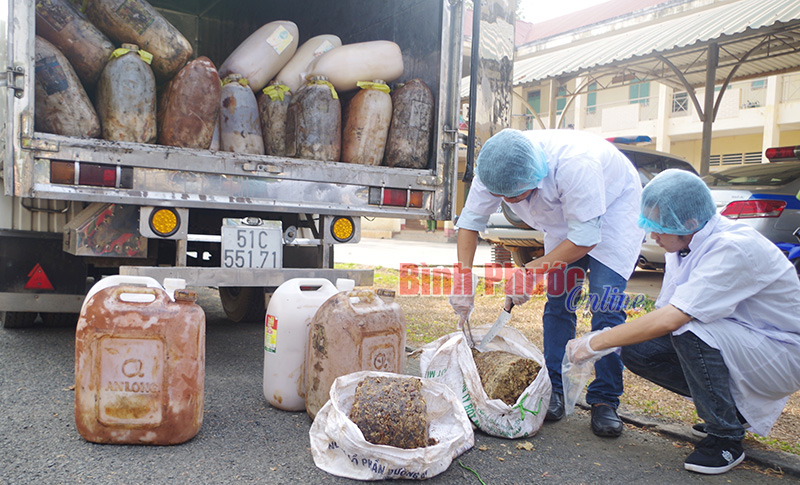 Bắt giữ xe tải chở hơn 2 ng&agrave;n kg mỡ động vật bẩn, kh&ocirc;ng r&otilde; nguồn gốc