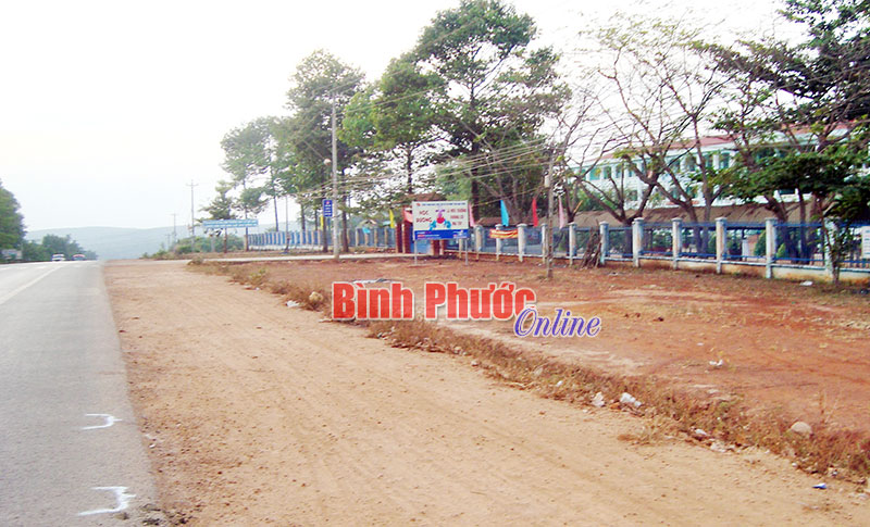 Mong sớm xây mương thoát nước trước Trường THCS Nguyễn Trường Tộ