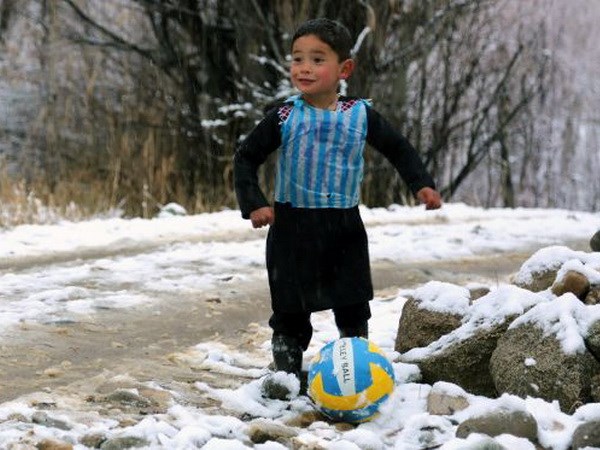 Messi mang tin vui đến với cậu bé mặc áo đấu làm từ túi nilon