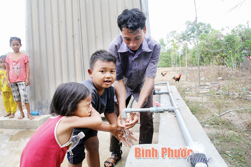 Đồng ch&iacute; B&iacute; thư Tỉnh ủy y&ecirc;u cầu ph&uacute;c đ&aacute;p th&ocirc;ng tin tr&ecirc;n Tin ảnh phục vụ đồng b&agrave;o d&acirc;n tộc thiểu số