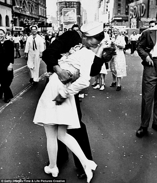 Giải mã bí ẩn “Nụ hôn Quảng trường Thời đại”