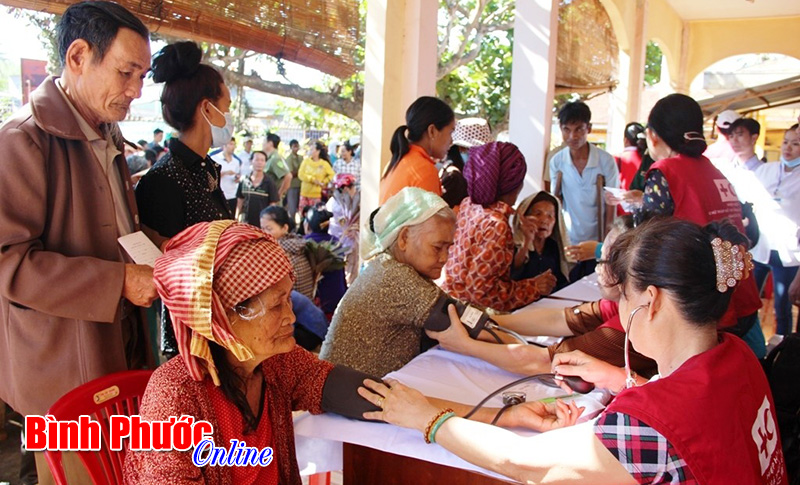 300 người dân xã Hưng Phước được tặng quà và khám, chữa bệnh miễn phí