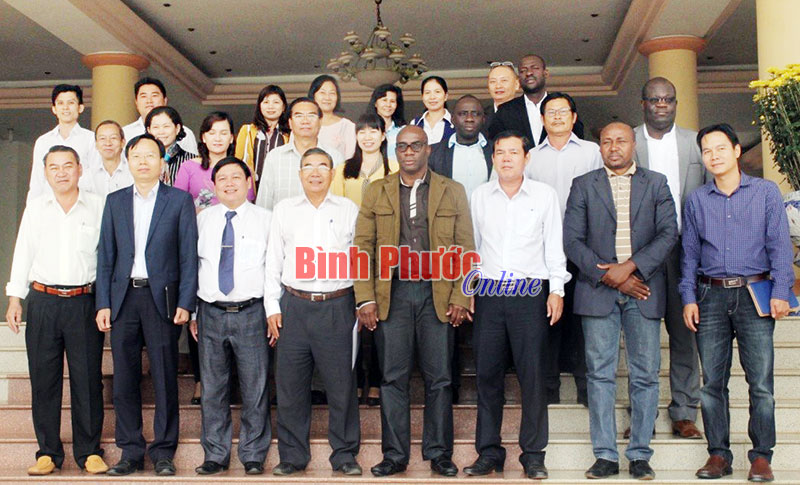 Ph&oacute; chủ tịch UBND tỉnh Trần Ngọc Trai l&agrave;m việc với Hiệp hội B&ocirc;ng v&agrave; Điều của Cộng h&ograve;a Bờ Biển Ng&agrave;