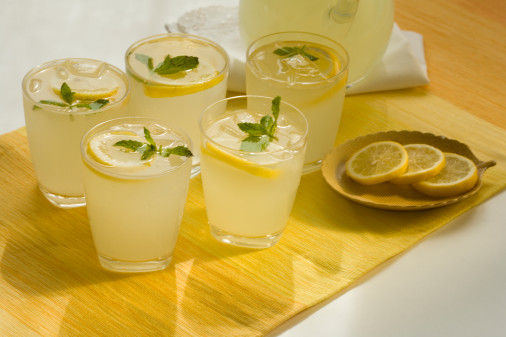 Tác hại khi uống quá nhiều nước chanh