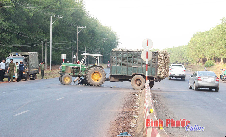Xe máy chui vào gầm máy cày, 2 người nhập viện