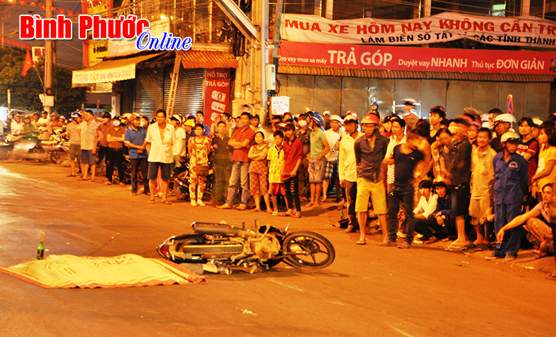 Đang điều khiển xe m&aacute;y, bất ngờ ng&atilde; xuống đường bị xe tải c&aacute;n tử vong