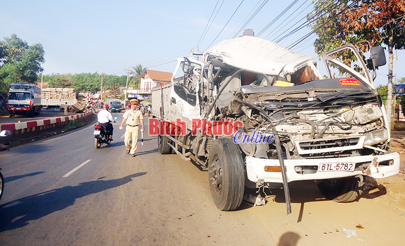 Hai xe tải tông nhau - một người bị thương nặng