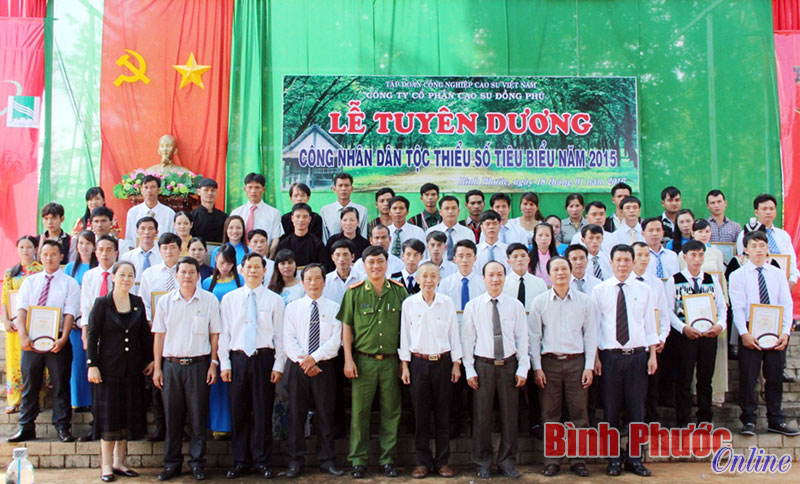 Công ty cao su Đồng Phú tuyên dương 54 công nhân DTTS