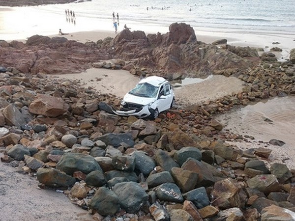 Taxi lao qua bờ kè rơi xuống bãi biển làm 2 người thương vong