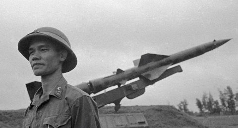 Ba quả t&ecirc;n lửa Li&ecirc;n X&ocirc; bắn rơi bốn m&aacute;y bay Mỹ