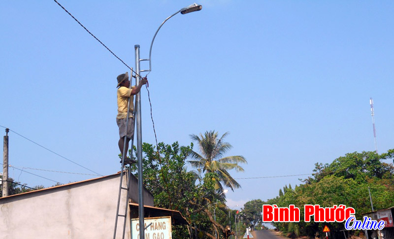 Thôn Phú Tâm đóng góp 112 triệu đồng lắp đèn và làm đường