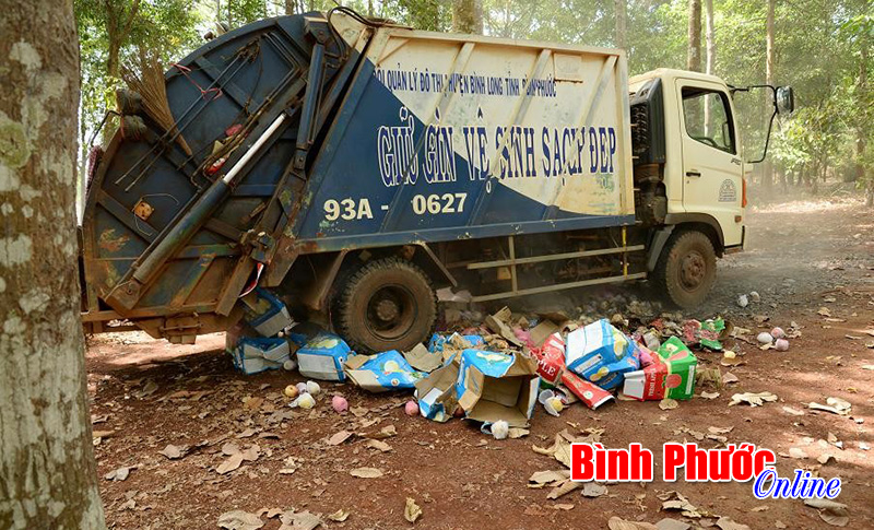 Ti&ecirc;u hủy 400 kg t&aacute;o, l&ecirc; Trung Quốc nhập lậu