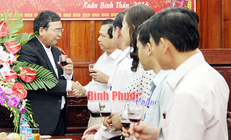 T&ograve;a gi&aacute;m mục Bu&ocirc;n Ma Thuột ch&uacute;c tết l&atilde;nh đạo tỉnh