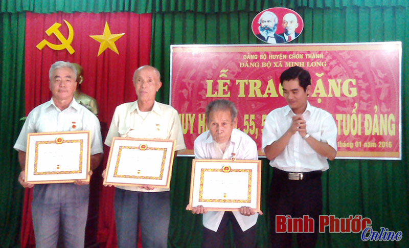 Trao huy hiệu 60 năm tuổi Đảng cho đảng vi&ecirc;n thuộc Đảng bộ x&atilde; Minh Long