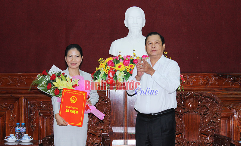 Trao quyết định bổ nhiệm Gi&aacute;m đốc Sở Văn h&oacute;a - Thể thao v&agrave; Du lịch v&agrave; Gi&aacute;m đốc Sở Ngoại vụ