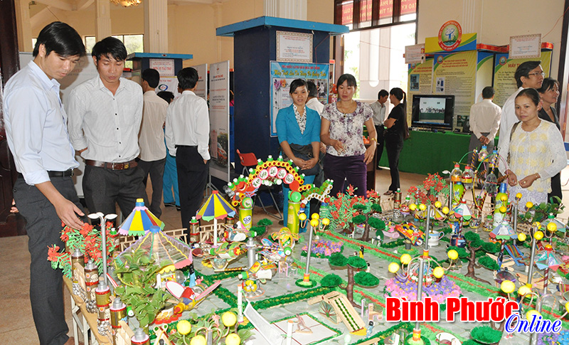 21 mô hình trưng bày tại “Triển lãm và làm đồ dùng, đồ chơi” huyện Bù Gia Mập