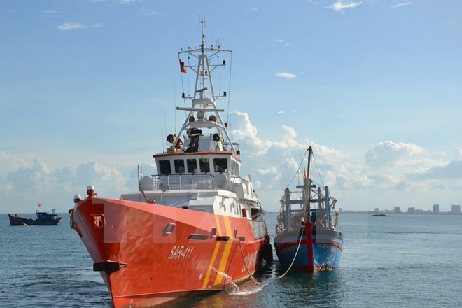 Đưa 10 ngư dân trên tàu cá bị "tàu lạ" đâm chìm về đất liền