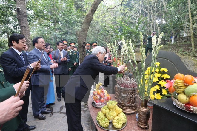 Tổng B&iacute; thư d&acirc;ng hương tưởng niệm Chủ tịch Hồ Ch&iacute; Minh tại K9