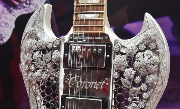 Cây đàn guitar nạm vàng và kim cương đắt giá nhất thế giới