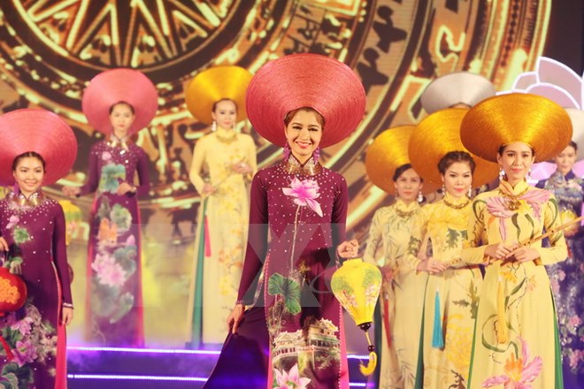 Đại sứ, Phu nh&acirc;n Đại sứ nước ngo&agrave;i tr&igrave;nh diễn ở Lễ hội &Aacute;o d&agrave;i