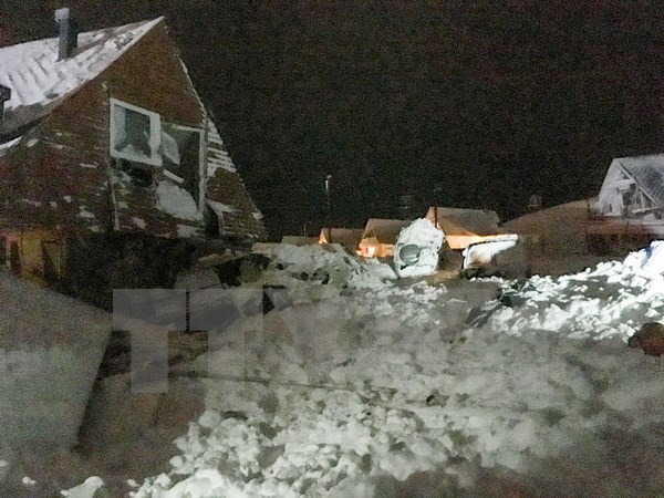 Lở tuyết tại Áo chôn vùi 18 người, nổ nhà máy ở Tây Ban Nha