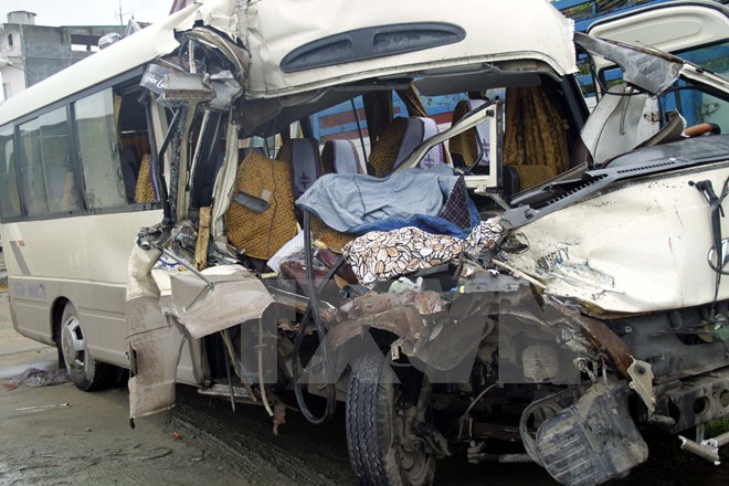 Xe ôtô chở khách lao vào quán ăn làm 4 thực khách bị thương