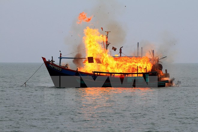 Indonesia đánh chìm 157 tàu cá đánh bắt trái phép trong năm 2015