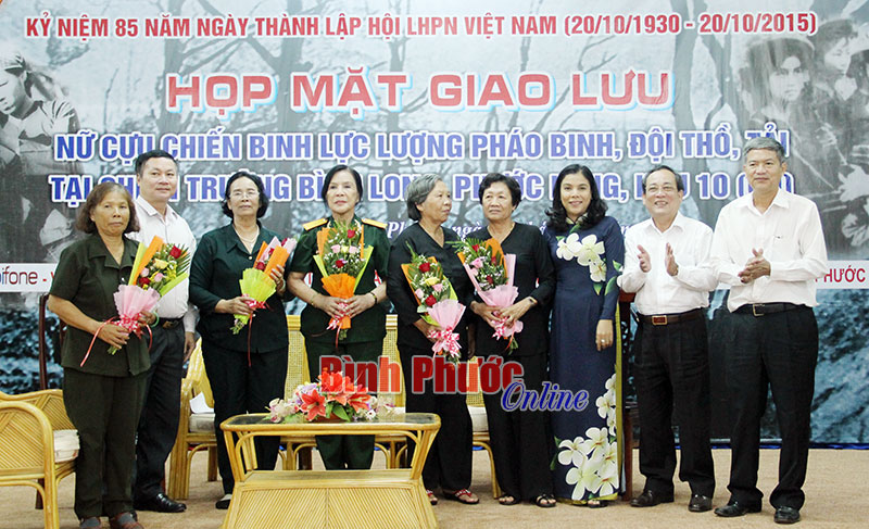 Tự h&agrave;o nữ ph&aacute;o binh, đội thồ Khu 10