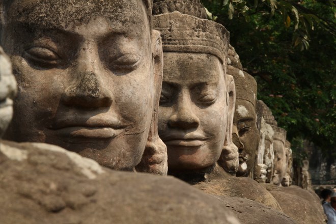 Campuchia tiếp nhận từ Pháp hai tượng cổ từ thế kỷ thứ 10