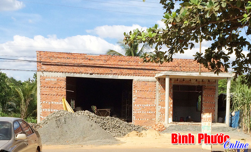 Từ việc xây nhà không phép, lấn chiếm đất công đến việc xử lý bất nhất của UBND huyện Lộc Ninh