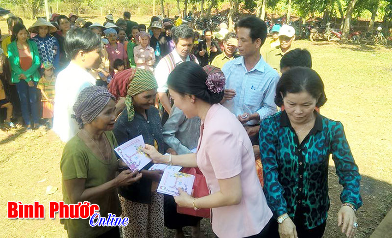 Ủy ban Trung ương MTTQ Việt Nam tặng qu&agrave; tết đồng b&agrave;o tại B&igrave;nh Phước