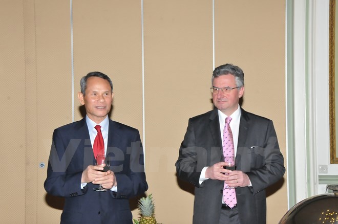 Nh&oacute;m nghị sỹ ch&acirc;u &Acirc;u tổ chức nhiều hoạt động ủng hộ Việt Nam