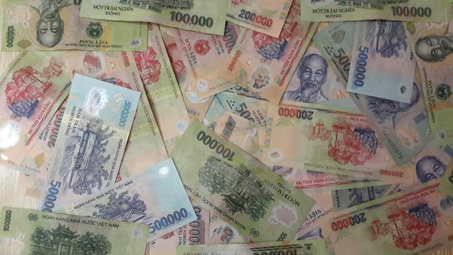 Bắt khẩn cấp nghi can rao b&aacute;n tiền giả tr&ecirc;n Facebook