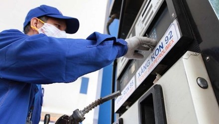 Giá xăng RON giảm 373 đồng/lít