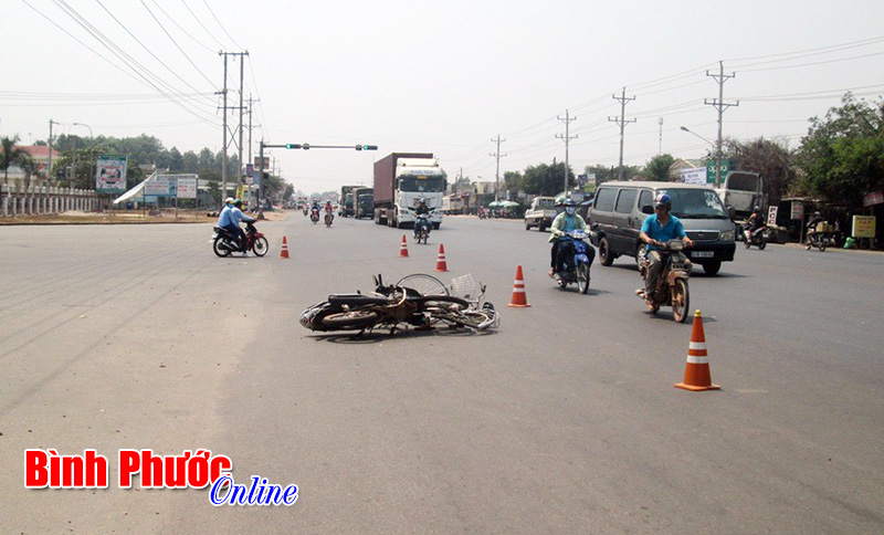 Kh&ocirc;ng ch&uacute; &yacute; quan s&aacute;t, xe m&aacute;y t&ocirc;ng xe đạp
