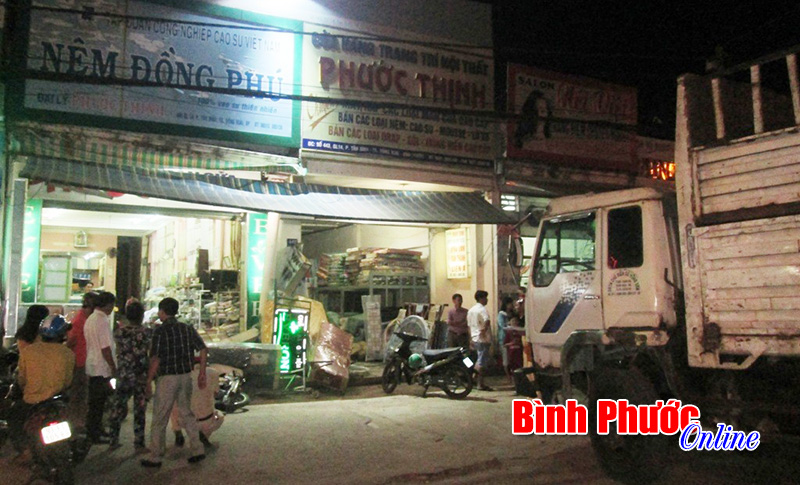 Xe tải đang đậu mất thắng t&ocirc;ng v&agrave;o nh&agrave;