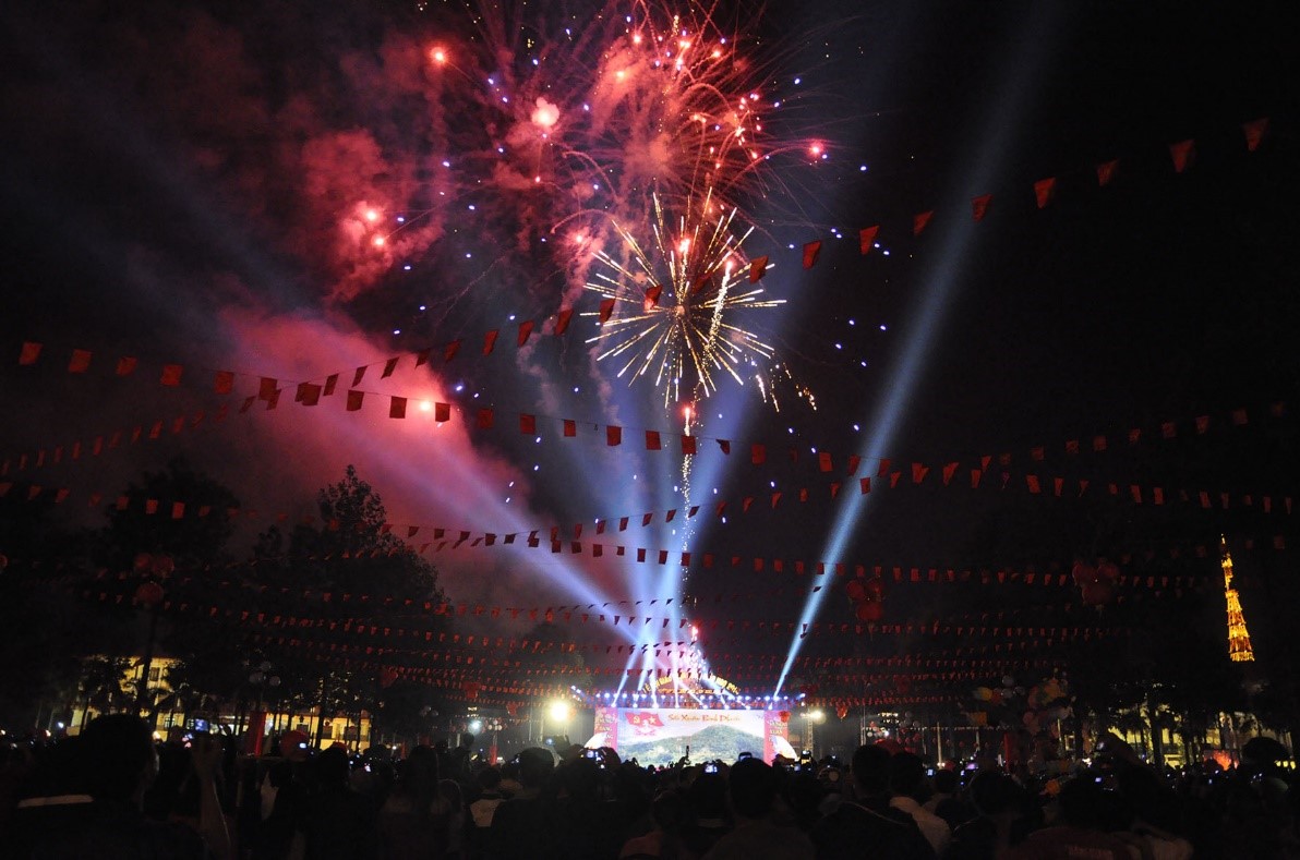 B&ugrave; Đốp bắn ph&aacute;o hoa đ&ecirc;m giao thừa B&iacute;nh Th&acirc;n