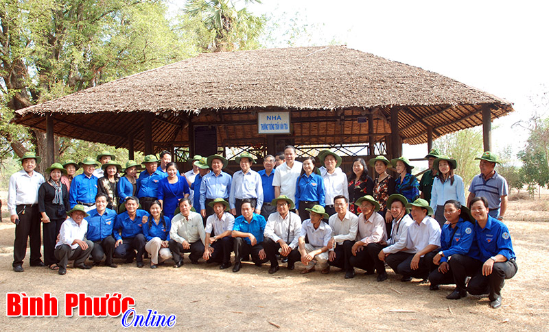 Các thế hệ cán bộ đoàn Bình Dương - Bình Phước hành quân về chiến khu Tà Thiết