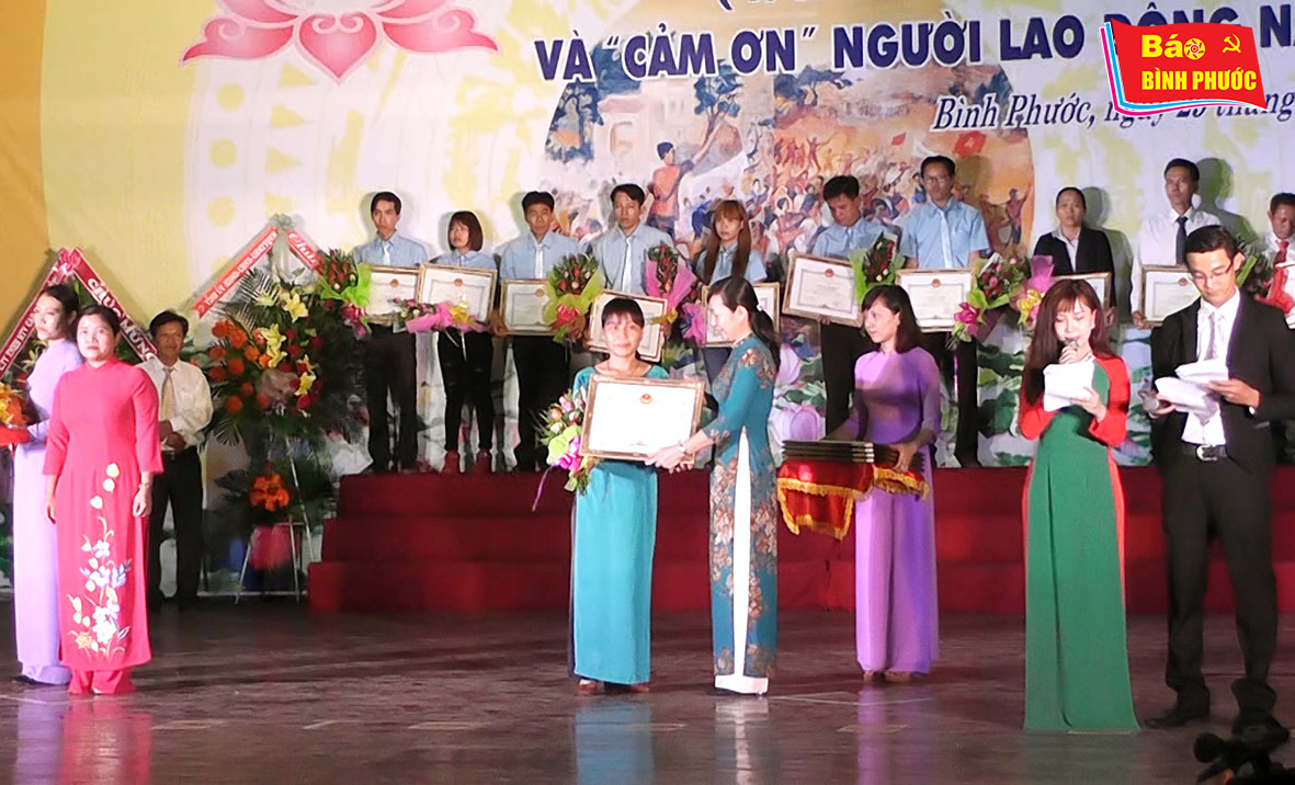 [Video] Tuyên dương 130 công nhân lao động tiêu biểu xuất sắc