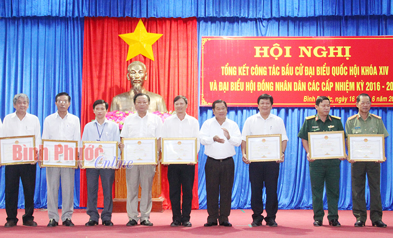 100 tập thể, 280 c&aacute; nh&acirc;n được khen thưởng c&ocirc;ng t&aacute;c bầu cử