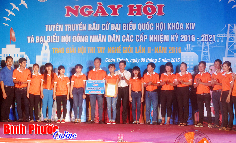 S&ocirc;i nổi ng&agrave;y hội tuy&ecirc;n truyền bầu cử tại Khu c&ocirc;ng nghiệp Chơn Th&agrave;nh 2