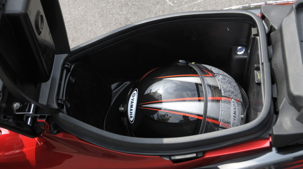 Cảnh gi&aacute;c mất t&agrave;i sản khi để trong cốp xe m&aacute;y